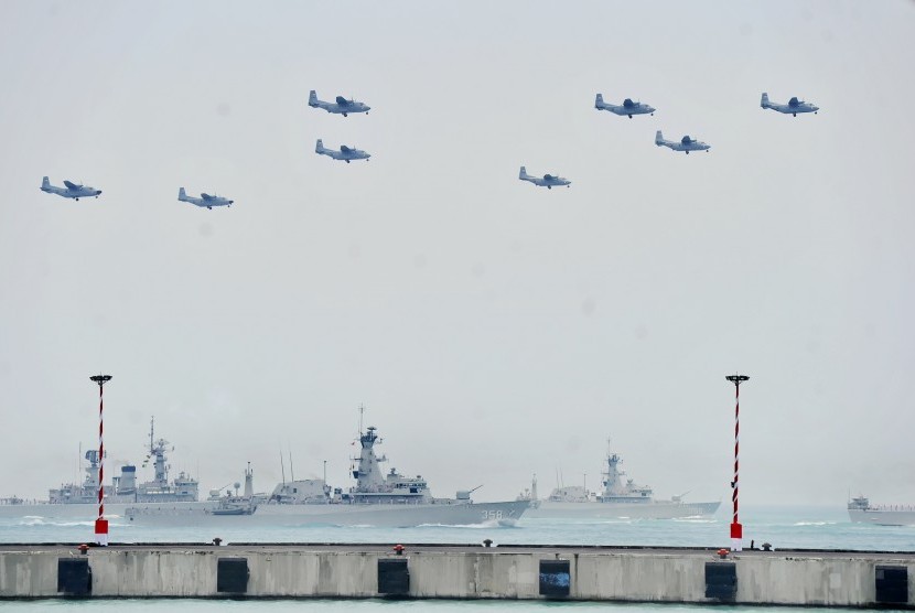 KRI John Lie (358) dan KRI Usman-Harun (359) milik TNI AL melintas saat parade Alutsista Peringatan HUT ke-70 TNI di Dermaga Indah Kiat, Merak, Cilegon, Banten, Senin (5/10).  (Antara/Yudhi Mahatma)