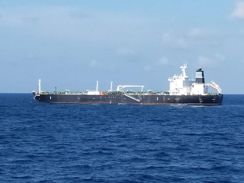KRI John Lie-358 menangkap kapal tanker MT Strovolos di Perairan Anambas, Provinsi Kepulauan Ribua pada 27 Juli 2021.