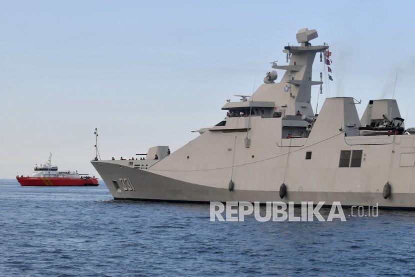 KRI Raden Eddy Martadinata-331 dan KN SAR Arjuna sandar di Pelabuhan Tanjung Wangi, Banyuwangi, Jawa Timur, Sabtu (24/4/2021). Sedikitnya 21 KRI dikerahkan untuk mencari keberadaan KRI Nanggala-402 yang hilang kontak pada Rabu (21/4) dan pada Sabtu (24/4) dinyatakan tenggelam oleh TNI setelah ditemukannya serpihan otentik milik kapal selam tersebut. 