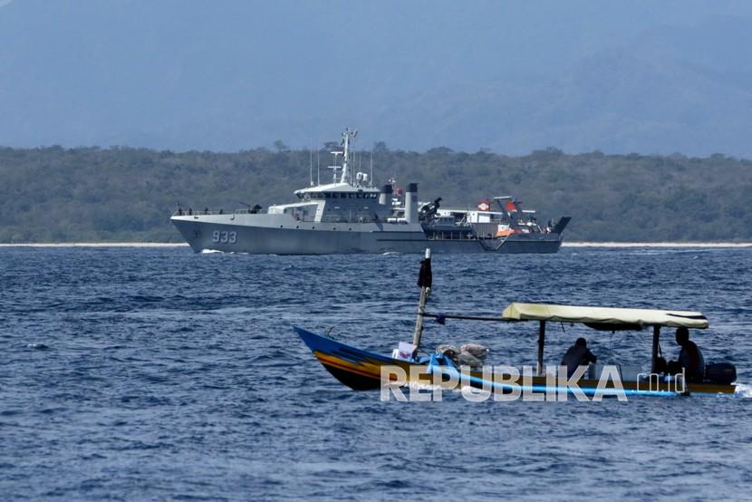 KRI Rigel-933 melakukan pencarian Kapal Motor Penumpang (KMP) Yunicee yang tenggelam di Selat Bali terlihat dari Pelabuhan Ketapang, Banyuwangi, Jawa Timur, Rabu (30/6/2021). KMP Yunicee yang tenggelam pada Selasa (29/6) itu berhasil ditemukan di kedalaman 78 meter sekitar 1,6 kilometer dari Pelabuhan Gilimanuk. 