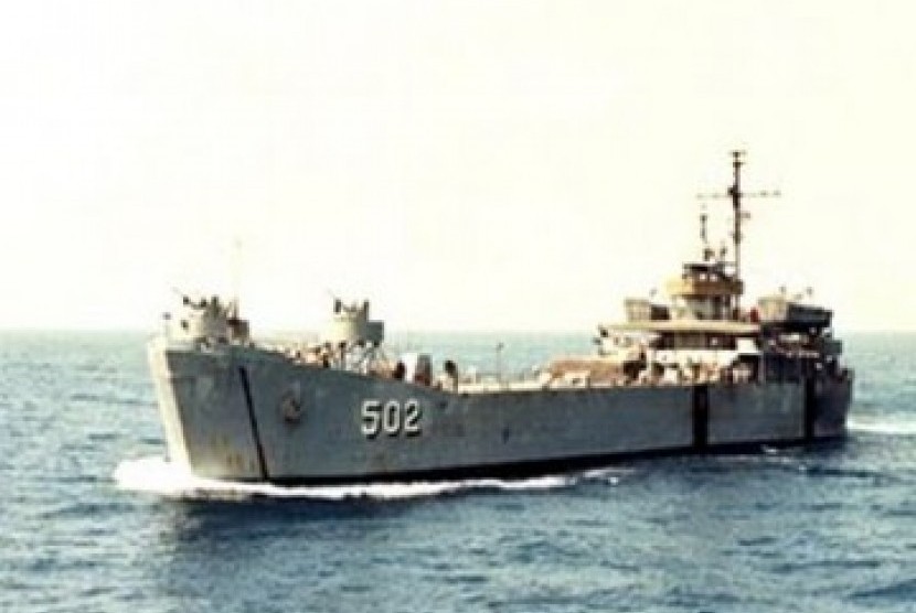 KRI Teluk Bayur saat bertugas