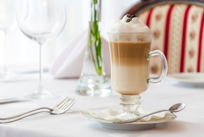 Krim kocok yang lembut di atas kopi manis dijamin sanggup membuat mood kembali baik.