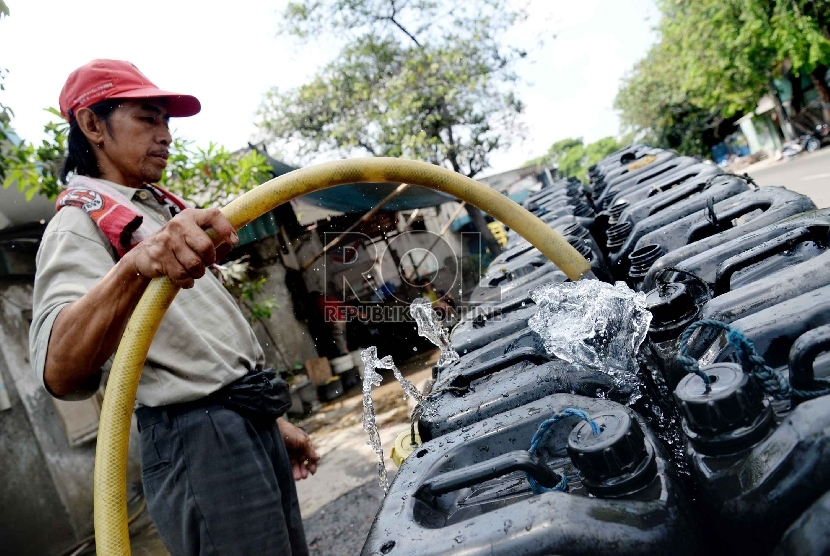 Krisis Air: Penjual mengisi air bersih di depot pengisisan air di Jl. RE Martadinata, Jakarta Utara, Selasa (28/7).   (Republika/Yasin Habibi)