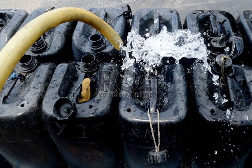 Krisis Air: Penjual mengisi air bersih di depot pengisisan air di Jl. RE Martadinata, Jakarta Utara, Selasa (28/7).   (Republika/Yasin Habibi)