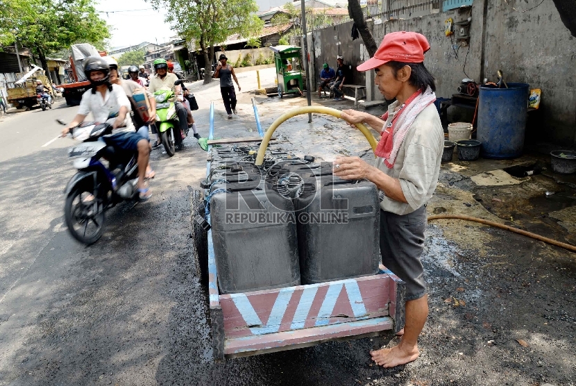 Krisis Air: Penjual mengisi air bersih di depot pengisisan air di Jl. RE Martadinata, Jakarta Utara, Selasa (28/7).   (Republika/Yasin Habibi)