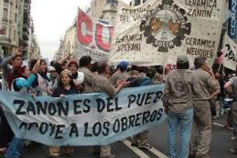 Krisis ekonomi di Argentina memunculkan demonstrasi di negara itu.
