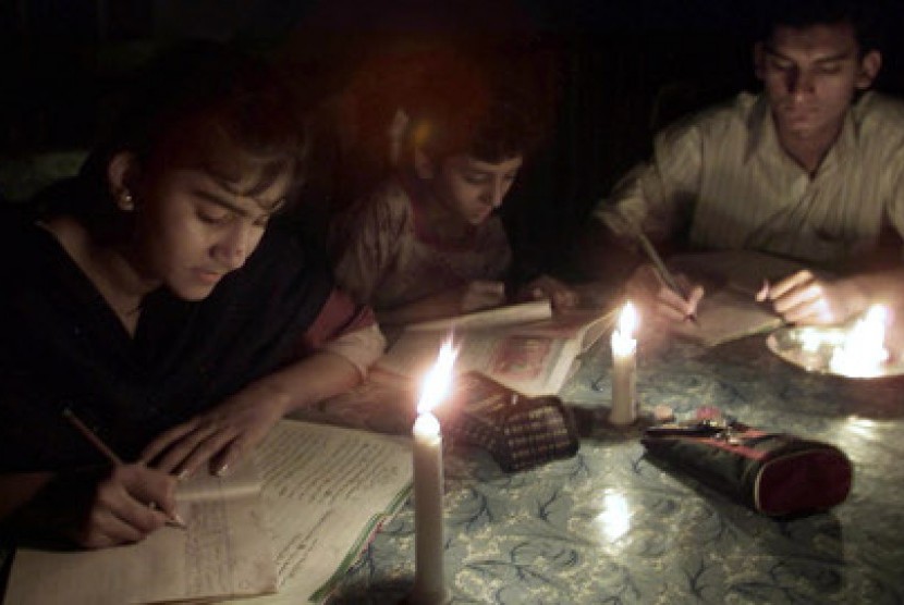 Krisis listrik di Pakistan membuat warga menggunakan penerangan lilin untuk aktivitas di malam hari.