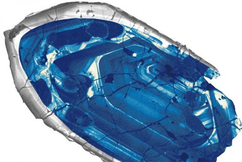 Kristal kuno zirkon yang bisa jadi penanda kapan kehidupan di Bumi dimulai.