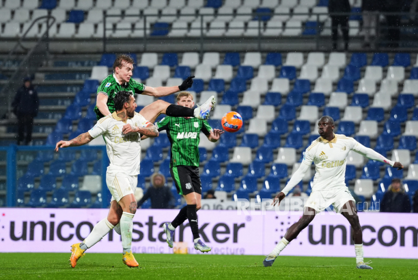 Kristian Thorstvedt dari Sassuolo mencetak gol ke gawang Pisa saat pertandingan sepak bola Serie A Liga Italia di Stadion Mapei, Reggio Emilia, Italia, Selasa, 25 November 2025 dini hari WIB. 