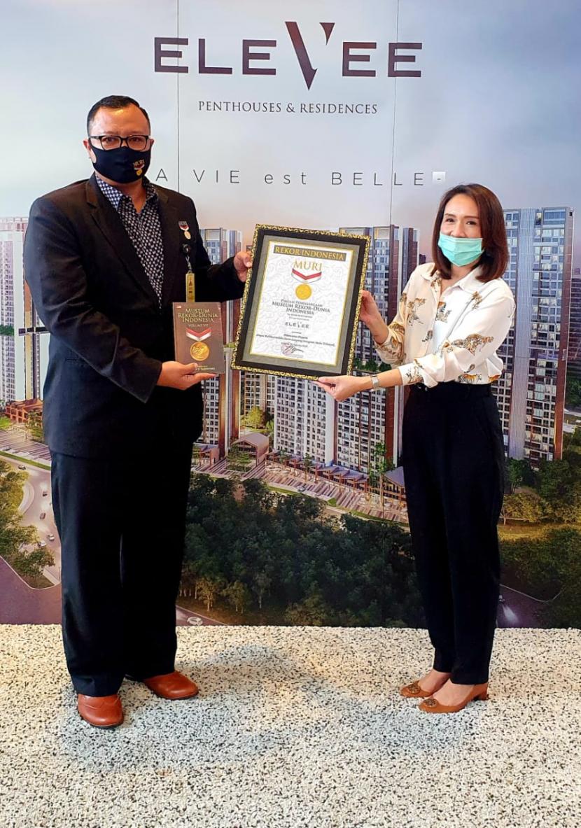 Kristien Andriani Wibowo selaku Sales & Marketing Division Head EleVee pada saat meraih rekor muri 