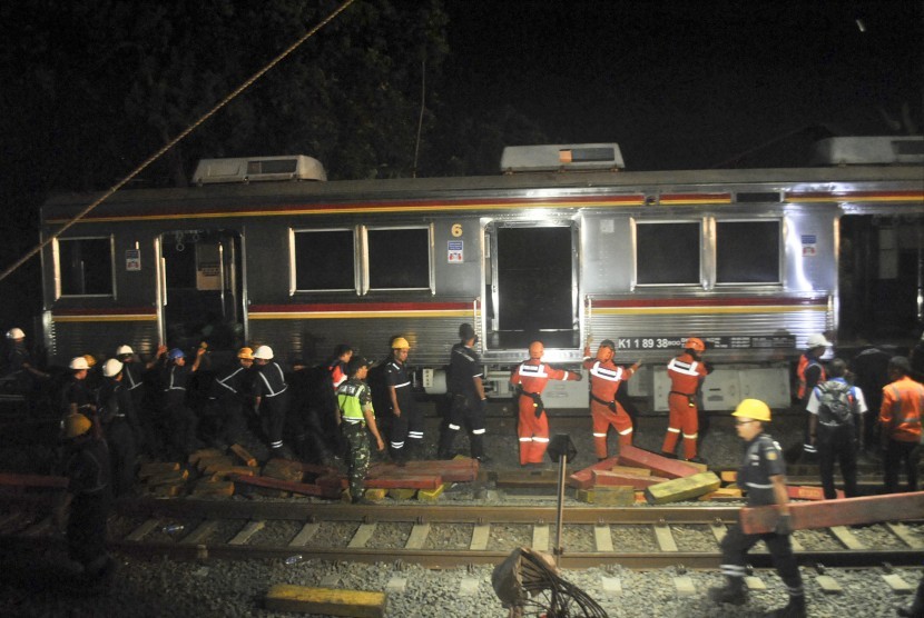KRL Anjlok. Sejumlah petugas PT KAI melakukan evakuasi pengangkatan badan gerbong KRL Commuter Line 1722 yang anjlok di pintu perlintasan Kebon Pedes, Tanah Sareal, Kota Bogor, Jawa Barat, Ahad (10/3) malam.
