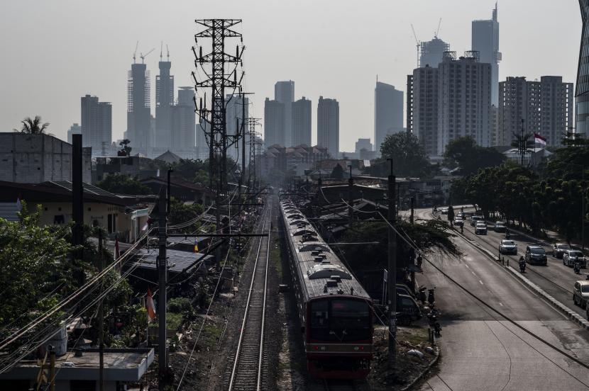 KRL Commuter Line melintas dengan latar belakang gedung bertingkat di Jakarta. Ekonom sekaligus Direktur Eksekutif Segara Research Institute Piter Abdullah meyakini target pemerintah defisit Anggaran Pendapatan dan Belanja Negara (APBN) tahun 2024 sebesar 2,16 persen hingga 2,64 persen dapat terwujud.