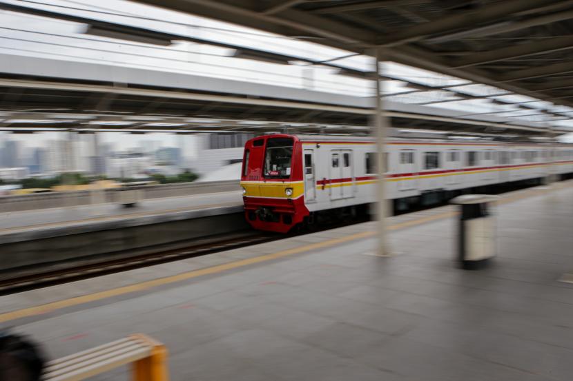 KRL Commuter Line tiba di Stasiun Manggarai, Jakarta, Rabu (25/5/2022). PT Kereta Commuter Indonesia menerapkan rute baru kereta rel listrik (KRL) untuk lintas Bogor dan lintas Cikarang mulai 28 Mei 2022, seiring dengan rencana pengembangan Stasiun Manggarai menjadi Stasiun Sentral.