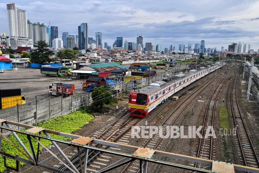 KRL melintas dengan latar belakang gedung bertingkat di kawasan Tanah Abang, Jakarta, Jumat (23/10/2020). Bank Indonesia (BI) menyatakan pertumbuhan ekonomi domestik sudah berangsur membaik, di mana sebelumnya tumbuh minus 5,32 persen pada kuartal II-2020, bakal membaik di kuartal III dan berlanjut hingga kuartal IV, bahkan bisa kembali berada di jalur positif pada tahun 2021. melintas dengan latar belakang gedung bertingkat di kawasan Tanah Abang, Jakarta, Jumat (23/10/2020). Bank Indonesia (BI) menyatakan pertumbuhan ekonomi domestik sudah berangsur membaik, di mana sebelumnya tumbuh minus 5,32 persen pada kuartal II-2020, bakal membaik di kuartal III dan berlanjut hingga kuartal IV, bahkan bisa kembali berada di jalur positif pada tahun 2021. 