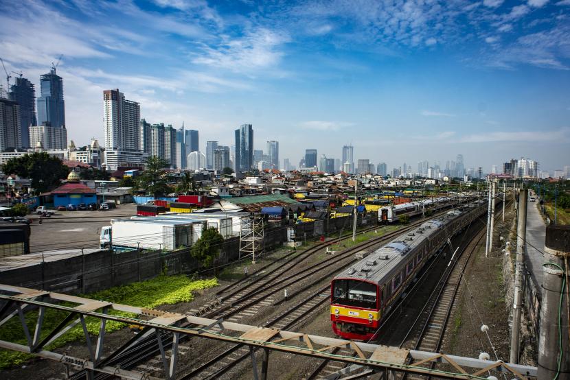 KRL melintas dengan latar belakang permukiman penduduk dan gedung bertingkat di Jakarta.  Hasil Survei Perbankan Bank Indonesia yang dilakukan pada Juni 2021 mengindikasikan secara kuartalan (qtq) penyaluran kredit baru pada kuartal II 2021 tumbuh positif. Hal tersebut tercermin dari nilai Saldo Bersih Tertimbang (SBT) permintaan kredit baru sebesar 53,9 persen.