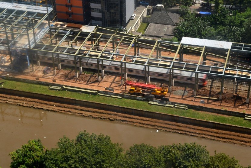 KRL melintas di lokasi pembangunan stasiun Sudirman Baru yang merupakan jalur kereta bandara di Jakarta, Senin (10/4). 