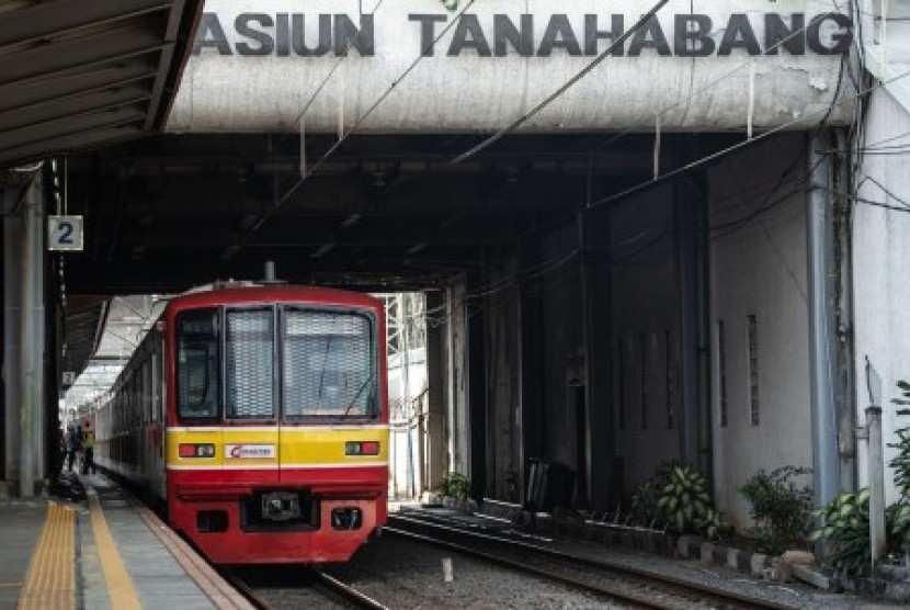 Rangkaian KRL rute Tanah Abang-Rangkasbitung melewati Serpong dan Cisauk sedang berhenti di Stasiun Tanah Abang, Jakarta Pusat (ilustrasi).
