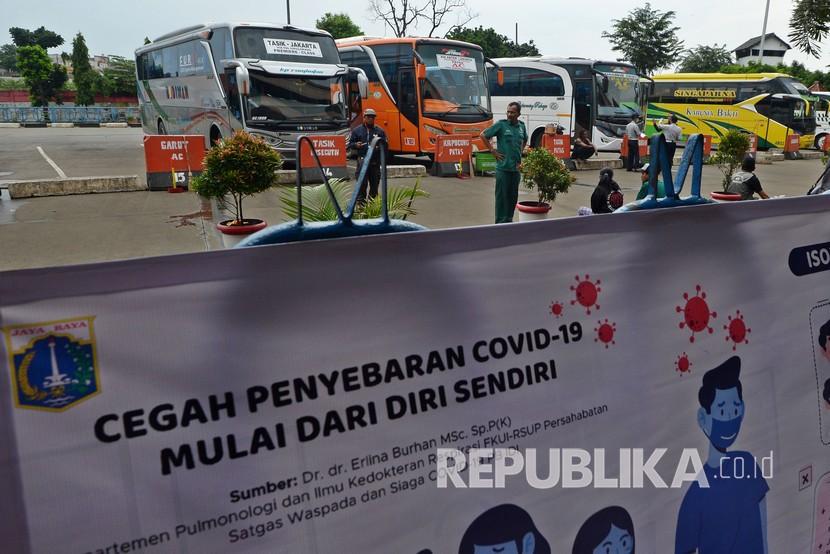 Kru bus menanti calon penumpang di Terminal Kampung Rambutan, Jakarta, Senin (30/3/2020). Pemerintah Provinsi DKI Jakarta melarang sementara operasional bus antarkota antarprovinsi (AKAP), bus antar jemput antarprovinsi (AJAP), dan bus pariwisata di Ibukota mulai Senin (30/3) pukul 18.00 WIB hingga batas waktu yang belum ditentukan untuk mencegah penyebaran virus corona (COVID-19).