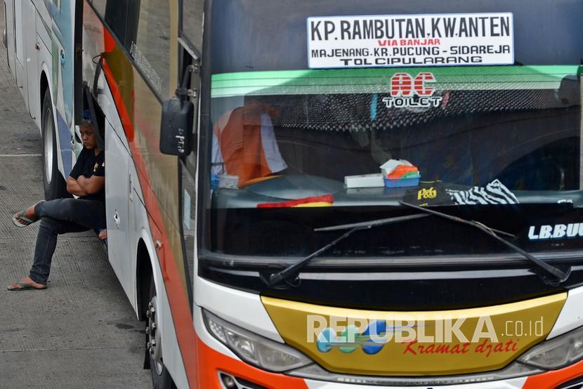 Kru bus menanti calon penumpang di Terminal Kampung Rambutan, Jakarta, Senin (30/3/2020).