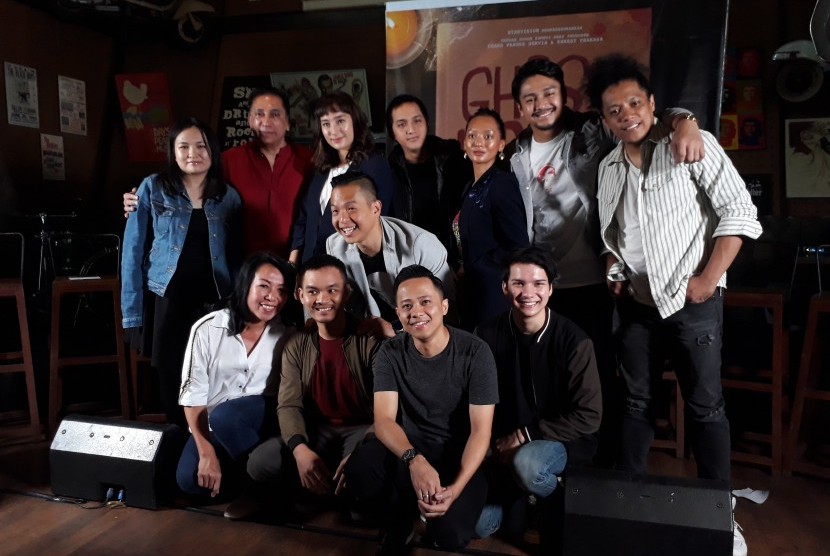 Kru dan pemeran film horor komedi Ghost Writer berpose bersama usai konferensi pers di Yesterday Backyard, Cipete, Jakarta Selatan, Selasa (19/2). Proses syuting film akan berlangsung mulai 27 Februari di Jabodetabek.