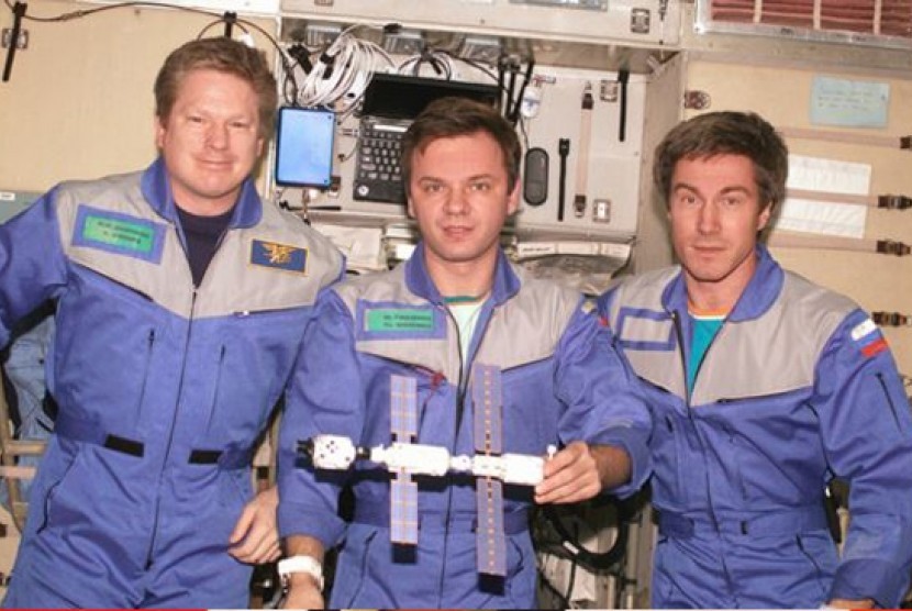Kru Ekspedisi 1 Pesawat Antariksa berpose di dalam ISS (International Space Station), December 2000. (foto: dok). Dari kiri: William Shepherd, Yuri Gidzenko dan Sergei Krikalev. 