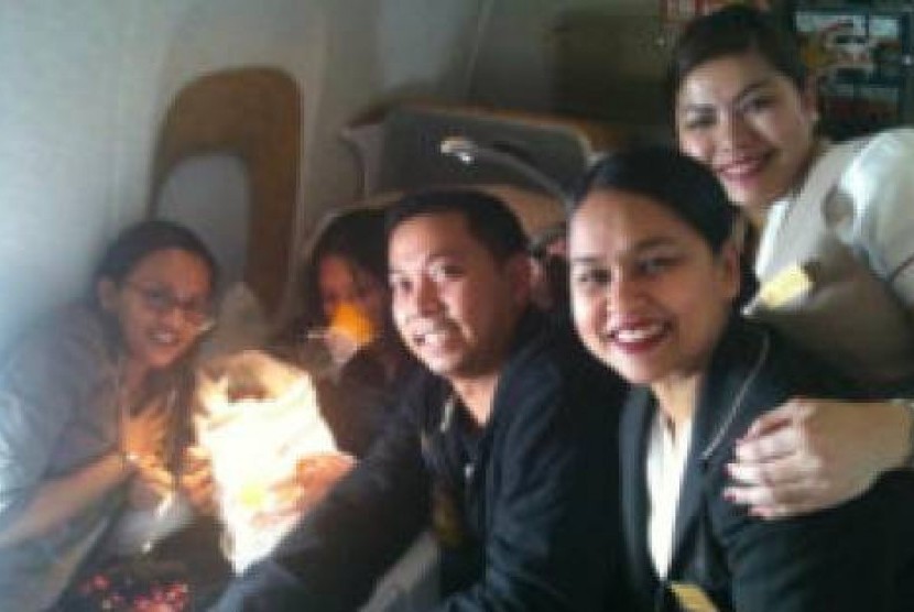Kru penerbangan berpose bersama keluarga Nedz setelah melakukan pendaratan darurat di Vietnam.