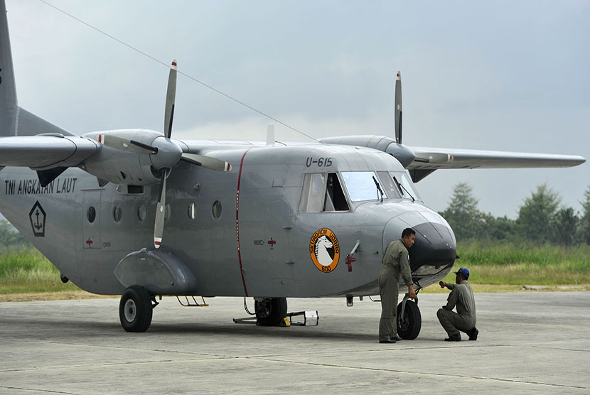 Kru pesawat CN 212 TNI Angkatan Laut mengecek kondisi  pesawat yang disiagakan untuk mengevakuasi korban kecelakaan pesawat Trigana Air PK-YRN di crisis center kompleks Bandara Sentani, Kabupaten Jayapura, Papua, Selasa (18/8). 