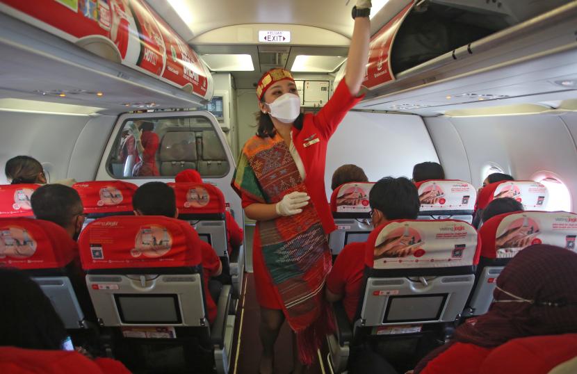 Kru pesawat dengan mengenakan kain ulos dan sortali sebelum penerbangan ke Silangit, Tapanuli Utara di Terminal 1 A Bandara Soekarno Hatta, Tangerang, Banten, Jumat (2/9/2022). 