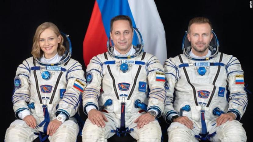 Kru Soyuz yang beranggotakan aktris untuk syuting film Yulia Peresild bersama sutradara Klim Shipenko dan veteran kosmonot Anton Shkaplerov .