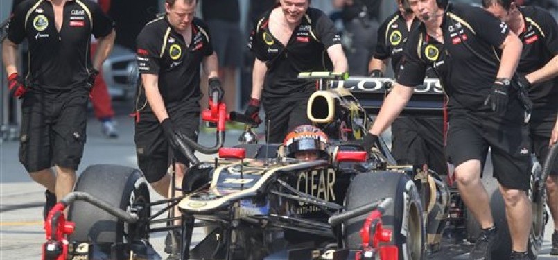 Krut pit tim F1 Lotus mendorong mobil memasuki lintasan pit saat sesi kualifikasi Seri GP Malaysia di Sepang, Malaysia, Sabtu (24/3). 