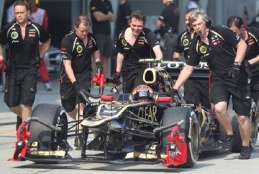 Krut pit tim F1 Lotus mendorong mobil memasuki lintasan pit saat sesi kualifikasi Seri GP Malaysia di Sepang, Malaysia, Sabtu (24/3). 