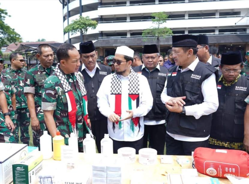 KSAD Jenderal Agus Subiyanto didampingi Ustadz Adi Hidayat bersama Ketua Baznas RI Prof KH Noor Achmad di Mabesad, Jakarta Pusat, Rabu (8/11/2023). 