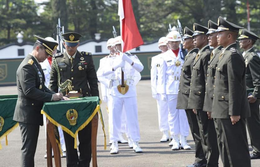 KSAD Jenderal Andika Perkasa melantik 998 para perwira lulusan Pendidikan Pembentukan Perwira (Diktukpa) Secapa AD tahun 2019 di Bandung, Jabar, Rabu (24/7).