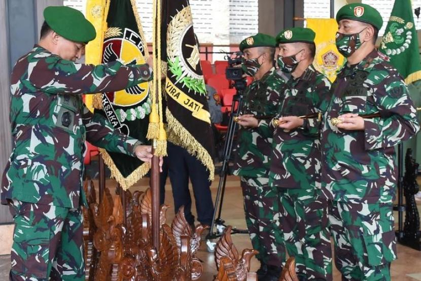 KSAD Jenderal Andika Perkasa melantik Pangdam I/BB Mayjen Irwansyah di Mabesad, Kamis (25/6).