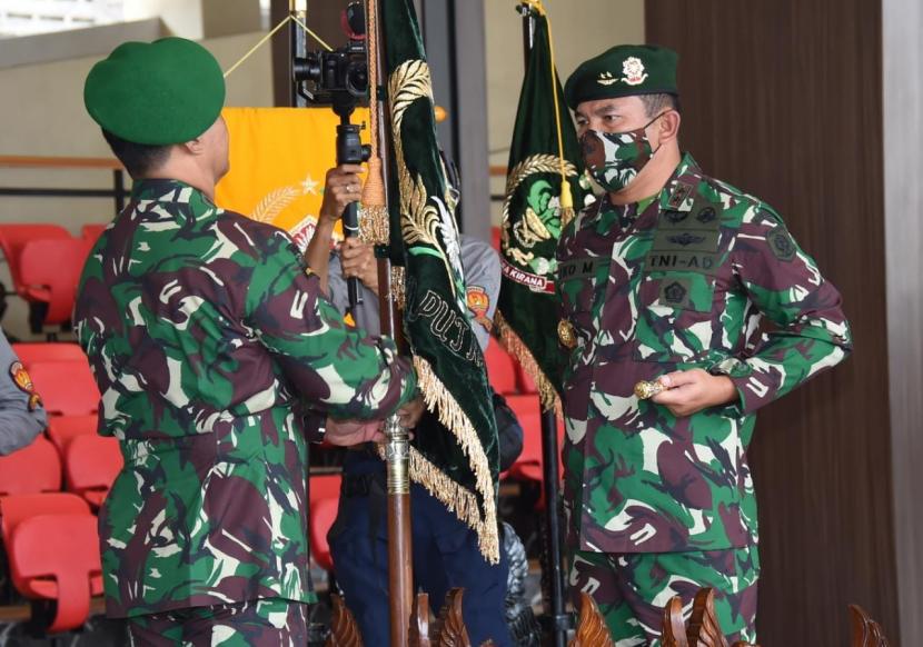 KSAD Jenderal Andika Perkasa memimpin sertijab Panglima Kostrad dari Letjen Besar Harto Karyawan kepada Mayjen TNI Eko Margiyono di Mabesad, Kamis (6/8).
