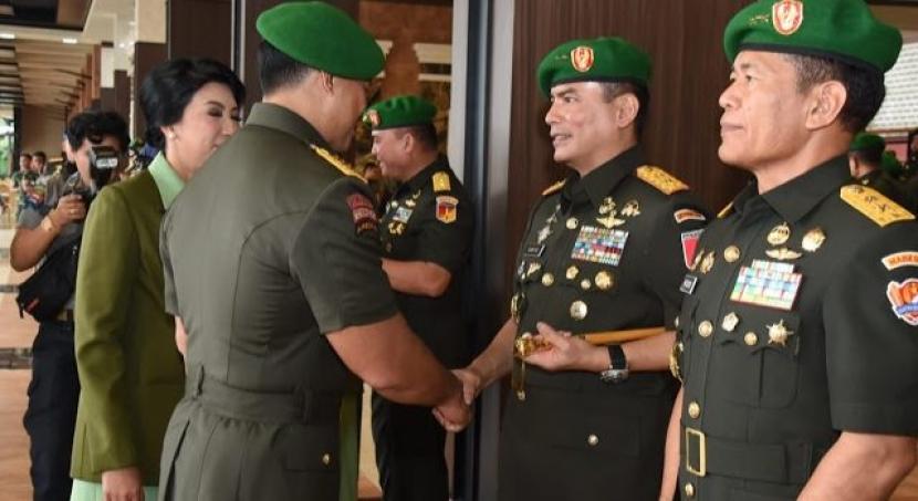 KSAD Jenderal Andika Perkasa menyalami Pangdam XIII/Merdeka Mayjen Mayjen Santos Gunawan Matondang.