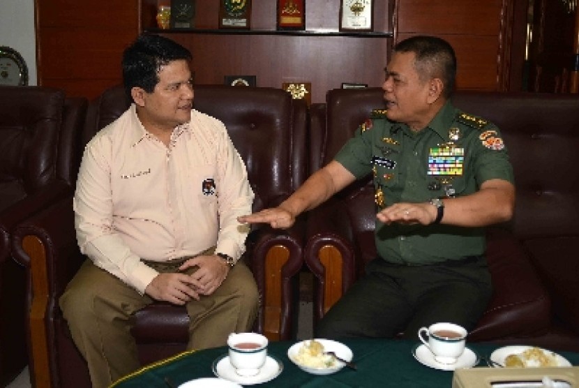  KSAD Jenderal Budiman (kanan) bersama Ketua KPU Husni Kamil Malik.