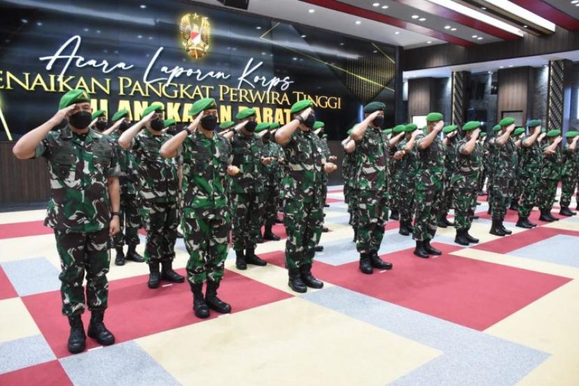 KSAD Jenderal Dudung Abdurachman memimpin acara kenaikan pangkat perwira tinggi di Markas Besar Angkatan Darat (Mabesad), Jakarta Pusat, Rabu (23/2/2022).