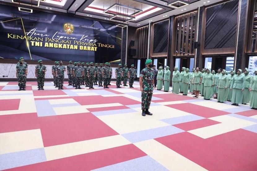 KSAD Jenderal Dudung Abdurachman memimpin acara laporan korps kenaikan pangkat perwira tinggi (pati) TNI AD di Markas Besar Angkatan Darat (Mabesad), Jakarta Pusat, Senin (30/5/2022).