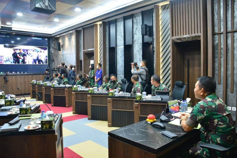 KSAD Jenderal Dudung Abdurachman mencanangkan Program TNI AD Manunggal Air di Desa Girirejo, Kecamatan Tempuran, Kabupaten Magelang, Provinsi Jawa Tengah (Jateng), Kamis (24/3/2022). 