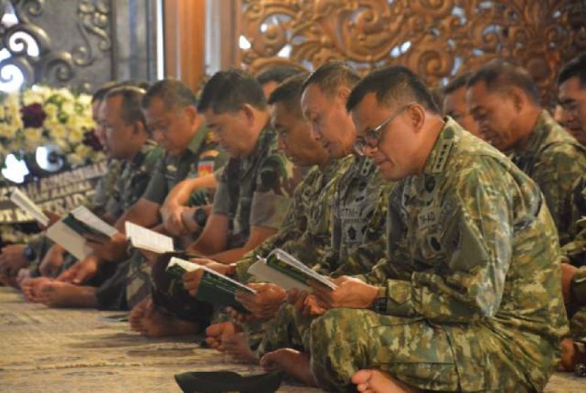 KSAD Jenderal Gatot Nurmantyo didampingi Panglima Kostrad Letjen Mulyono di makam Soeharto.