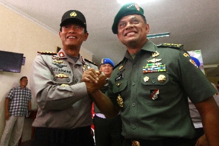 KSAD Jenderal Gatot Nurmantyo (kanan).