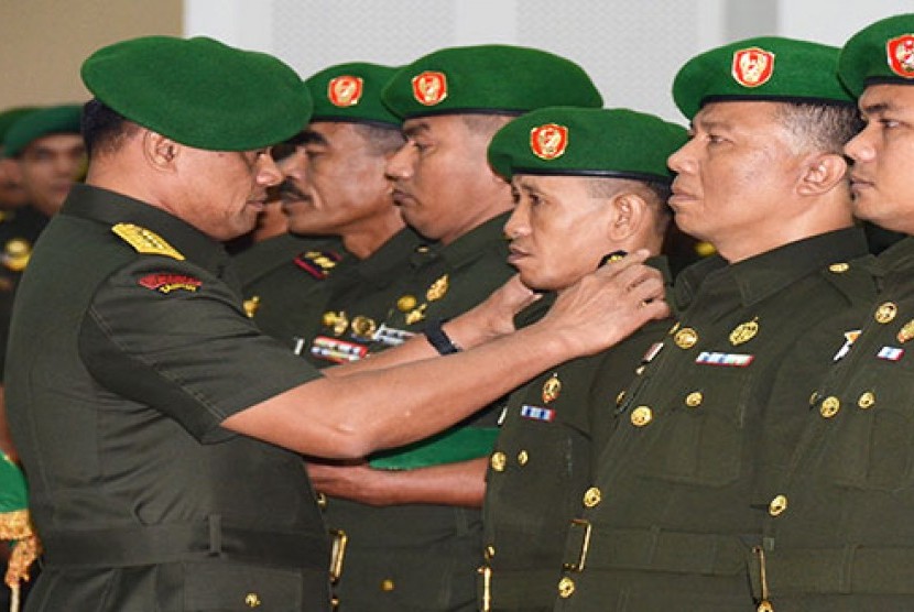 KSAD Jenderal Gatot Nurmantyo memberikan penghargaan kepada delapan prajurit berprestasi.