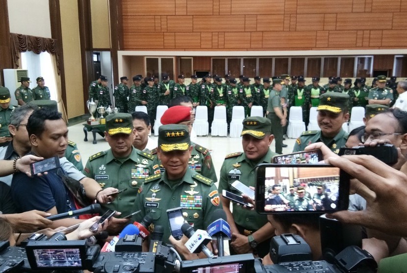  KSAD Jenderal Mulyono usai memberi penghargaan prajurit peserta AARM 2017 di Mabesad, Selasa (28/11).