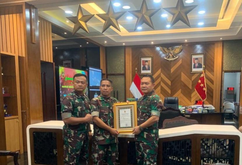 KSAD Jenderal TNI Dudung Abdurachman (kanan) saat menyerahkan penghargaan kepada Serma Junaedi anggota Kodim 0617/Majalengka, Kodam Siliwangi.