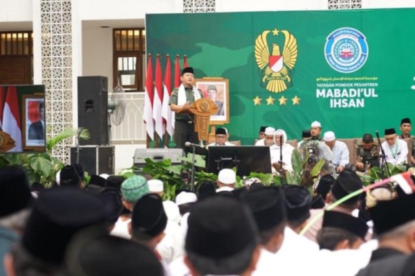 KSAD Jenderal TNI Dudung Abdurachman saat memotivasi santri di Pondok Pesantren Mabadiul Ihsan Banyuwangi, Jawa Timur. Rabu (23/8/2023)  