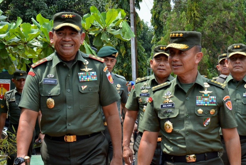 Kepala Staf TNI Angkatan Darat Jenderal TNI Mulyono (depan, kanan).