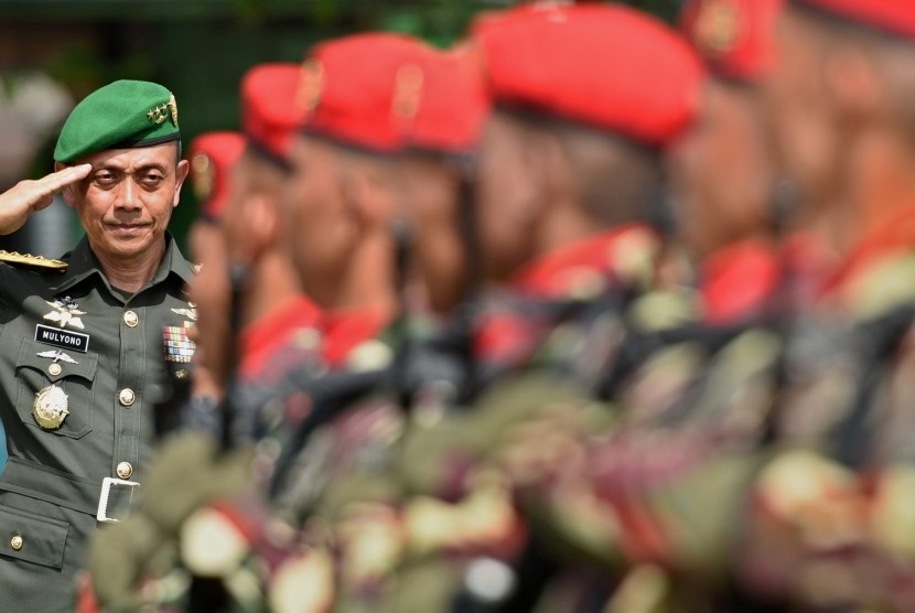 KSAD Jenderal TNI Mulyono membalas hormat dari prajurit Kopassus saat defile pasukan memperingati Hari Juang Kartika atau Hari Angkatan Darat, di Lapangan Panglima Besar Jenderal Sudirman, Ambarawa, Jawa Tengah, Kamis (15/12). 