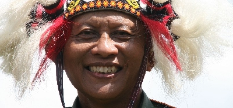 KSAD Jenderal TNI Pramono Edhie Wibowo menggunakan topi adat Dayak Tunjung ketika berkunjung ke Linggang Bigung, Kutai Barat, Kalimantan Timur, Senin (10/10).