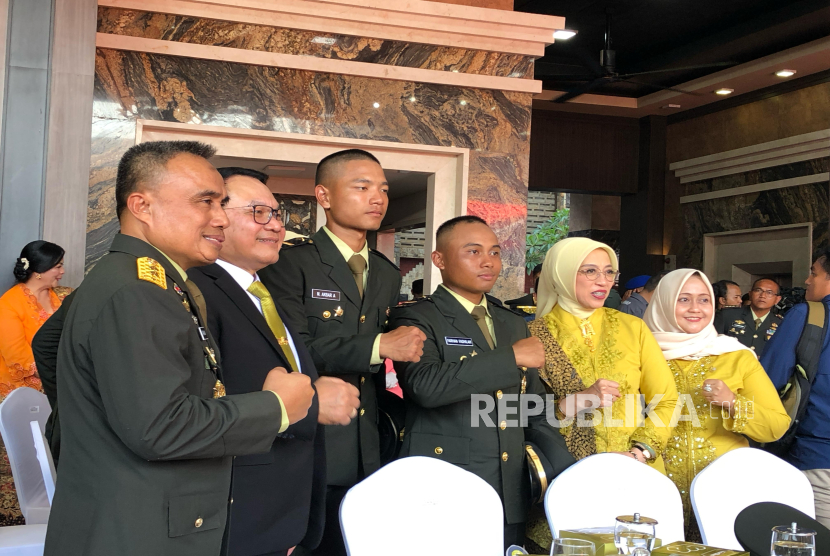 KSAD periode 2021-2023, Jenderal (Purn) Dudung Abdurachman dan putranya Letda Inf Muhammad Akbar Abdurachman di Mabesad, Jakarta Pusat, Rabu (23/7/2025).